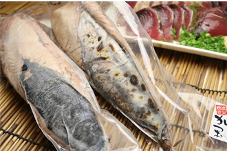 鰹たたき(男節、女節を含む2〜3本で、800g〜900g)藁焼一本釣りタレ付き焼津産極上品冷凍真空パック同梱可能無料色も味も獲れたての鮮度のまま凍結水揚げした時の美味しさをご自宅で味わえます。鰹たたき(男節、女節を含む2〜3本で、800g〜900g)炭火焼一本釣りタレ付き焼津産極上品冷凍真空パック同梱可能無料メッセージカードのし作成ギフト贈り物贈答品手土産記念品お祝いコンペ景品グルメお取り寄せ