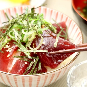 鉄火丼ちらし寿司鮪の旨味口中に広がる贅沢なマグロの風味 天然まぐろの焼津屋 焼津さかなセンター内 焼津直送