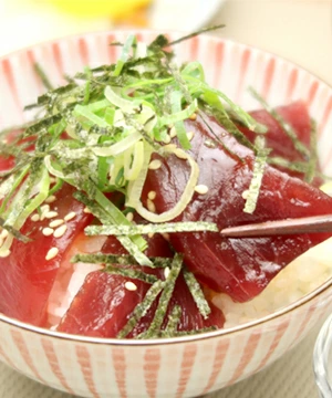 本マグロ中トロ 4人前 贅沢な味わい 和食の定番 お刺身