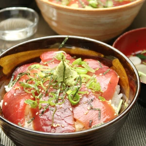 酒の肴辛口の日本酒と相性ピッタリ寿司大トロ丼海鮮丼ちらし寿司食べ方いろいろ少し炙った大トロも香ばしい香りが立ち込め美味しさが増します!
