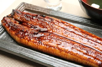 なぎの長焼き 食べたものが体を作る うなぎのエサもこだわり良質なうなぎに育ちました 食品添加物を使わす再仕込み醤油と本みりんが原料の本格タレ